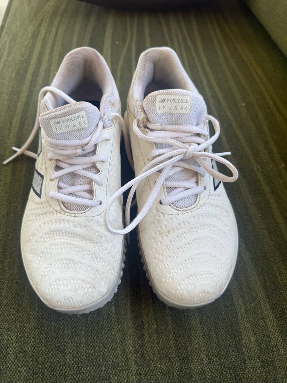New Balance White' Sneakers with Subtle Navy Logo woman’s size 8B